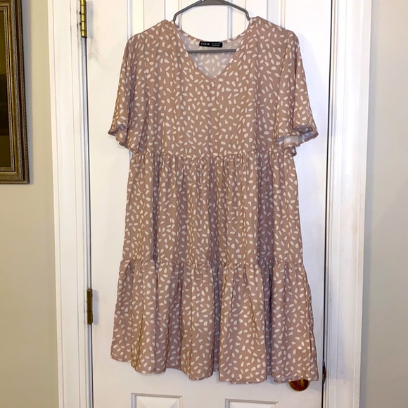 SHEIN Dresses & Skirts - SHEIN tan and white dress. Size M.